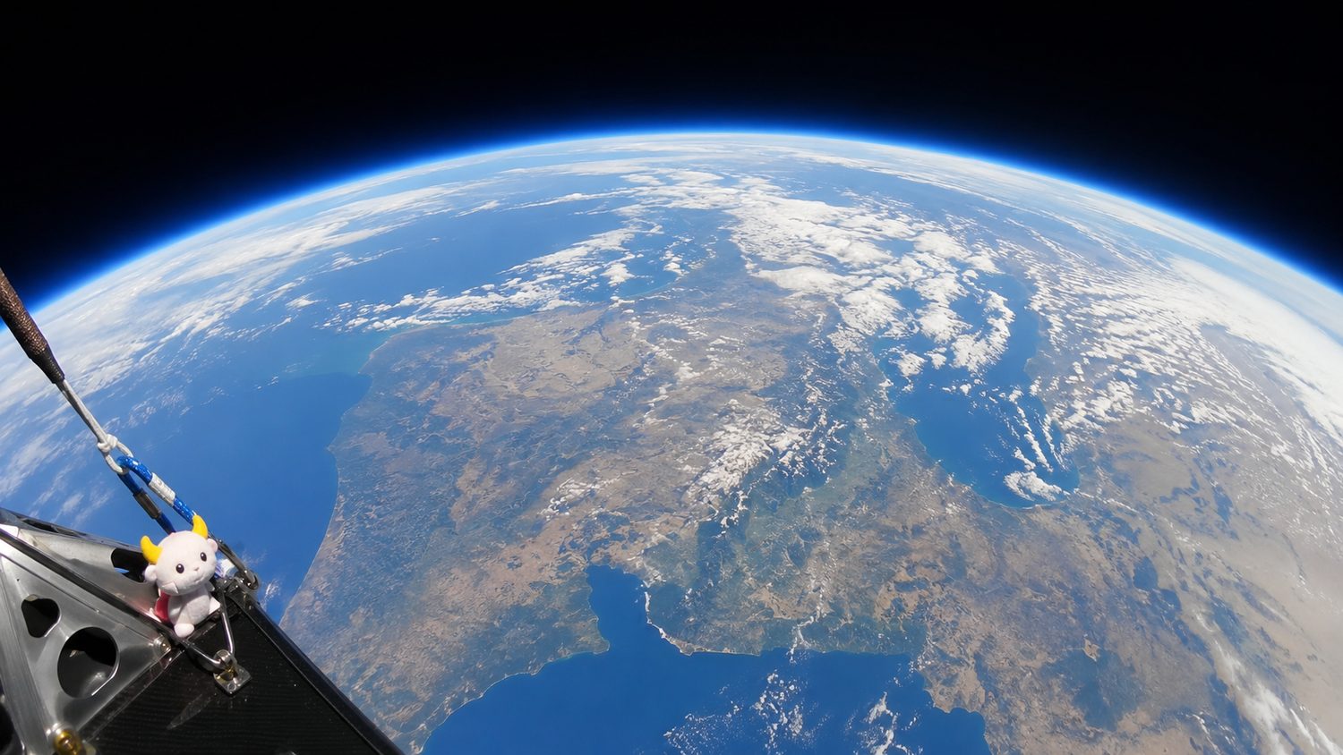 La curvatura de la Tierra y la fina línea azul de la atmósfera vistas desde 32 km de altura